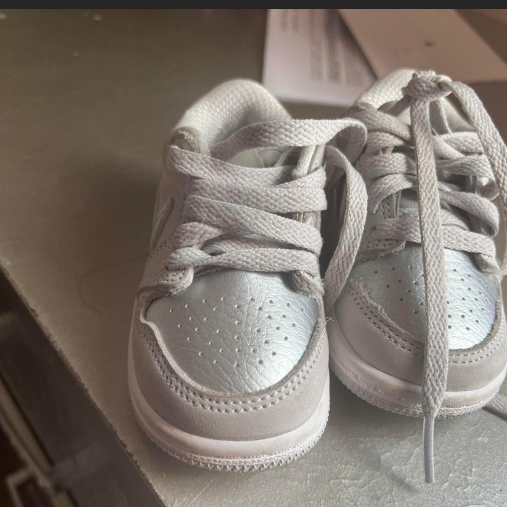 Jordan 1 low Metallic silver